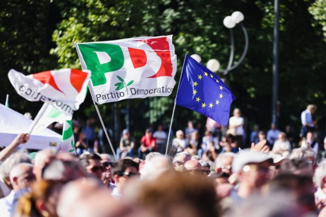 Consultor político italiano diz que foi alvo do spyware Paragon The flag of the Partito Democratico (Democratic Party), the major center-left party in Italy.