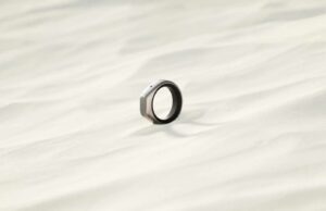 Conte a este anel inteligente todos os seus segredos e ele responderá a você Conte a este anel inteligente todos os seus segredos e ele responderá a você