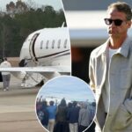 Chris Kiffin e seu filho foram vaiados ao chegar ao avião em 30 de novembro.