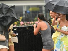 Contraste dramático na cidade australiana com queda de temperatura Jovens corredores são vistos na chuva durante o Dia dos Campeões no Hipódromo de Flemington.