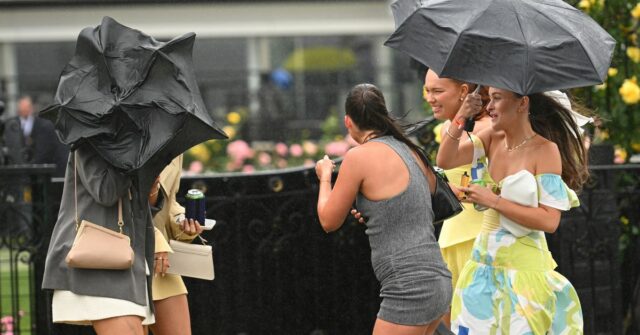 Contraste dramático na cidade australiana com queda de temperatura Jovens corredores são vistos na chuva durante o Dia dos Campeões no Hipódromo de Flemington.