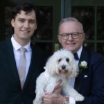 Convidado especial rouba a cena quando Anthony Albanese se casa com Jodie Haydon