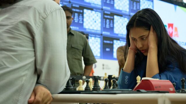Copa do Mundo FIDE 2025: Divya enfrenta uma tarefa difícil depois de perder o jogo de abertura; Índios têm dia misto
