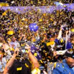 TOPSHOT - Jogadores e torcedores de Curaçao comemoram a qualificação para a Copa do Mundo de 2026 após empate em 0 a 0 com a Jamaica no Estádio Nacional de Kingston, Jamaica, em 18 de novembro de 2025.