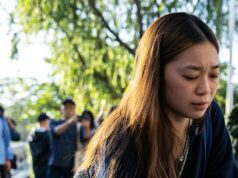 ‘Corações partidos’ e fúria coagulada enquanto Hong Kong lamenta as vítimas do incêndio Um enlutado segurando uma flor perto do local para lamentar as vítimas dos incêndios mortais em apartamentos em Hong Kong.