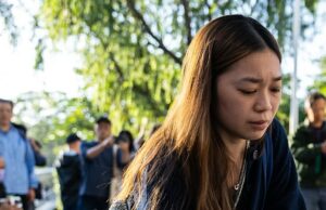 ‘Corações partidos’ e fúria coagulada enquanto Hong Kong lamenta as vítimas do incêndio Um enlutado segurando uma flor perto do local para lamentar as vítimas dos incêndios mortais em apartamentos em Hong Kong.