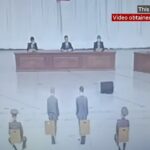 Uma fotografia de uma sentença pública anterior. O casal, acusado de ser arrogante após o sucesso de seu negócio, foi executado com centenas de moradores obrigados a vigiar