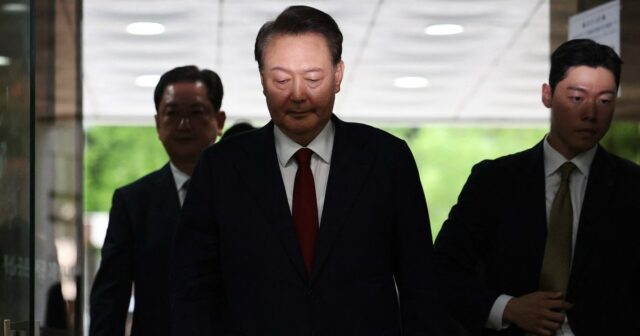 Coreia do Sul indicia ex-líder Yoon sob acusação de ajudar o inimigo

