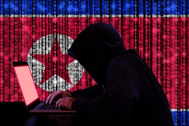 Coreia do Sul suspeita que Coreia do Norte esteja por Ilustração de uma figura encapuzada digitando em um laptop com uma bandeira digital da Coreia do Norte ao fundo.