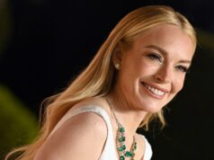 Correr! Os tênis exatos de Lindsay Lohan estão voando das prateleiras Katie Holmes na festa de gala de 2024 da Roundabout Theatre Company, realizada no Ziegfeld Ballroom em 4 de março de 2024 na cidade de Nova York.