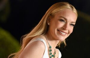 Correr! Os tênis exatos de Lindsay Lohan estão voando das prateleiras Katie Holmes na festa de gala de 2024 da Roundabout Theatre Company, realizada no Ziegfeld Ballroom em 4 de março de 2024 na cidade de Nova York.