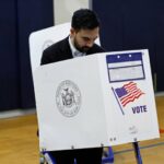 O candidato republicano Curtis Sliwa (R) fala enquanto participa de um debate para prefeito com o candidato independente, ex-governador de Nova York, Andrew Cuomo, em 16 de outubro na cidade de Nova York. Foto da piscina por Angelina Katsanis/UPI