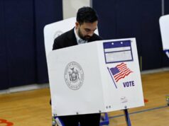 Corridas para governador de Nova Jersey e Virgínia, Califórnia apoiam cédulas no dia da eleição O candidato republicano Curtis Sliwa (R) fala enquanto participa de um debate para prefeito com o candidato independente, ex-governador de Nova York, Andrew Cuomo, em 16 de outubro na cidade de Nova York. Foto da piscina por Angelina Katsanis/UPI