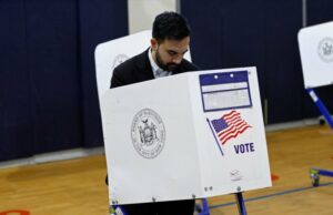 Corridas para governador de Nova Jersey e Virgínia, Califórnia apoiam cédulas no dia da eleição O candidato republicano Curtis Sliwa (R) fala enquanto participa de um debate para prefeito com o candidato independente, ex-governador de Nova York, Andrew Cuomo, em 16 de outubro na cidade de Nova York. Foto da piscina por Angelina Katsanis/UPI