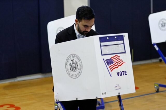 O candidato republicano Curtis Sliwa (R) fala enquanto participa de um debate para prefeito com o candidato independente, ex-governador de Nova York, Andrew Cuomo, em 16 de outubro na cidade de Nova York. Foto da piscina por Angelina Katsanis/UPI