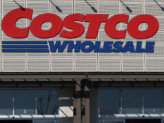 Costco faz recall de produtos de salada César por possível contaminação plástica Costco faz recall de produtos de salada César por possível contaminação plástica
