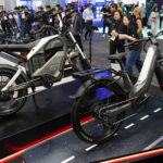 Bombeiros e investigadores examinam as consequências de um incêndio que as autoridades dizem ter começado em uma loja de bicicletas elétricas e se espalhado para apartamentos nos andares superiores, terça-feira, 20 de junho de 2023, em Nova York. (Foto AP/Bebeto Matthews)