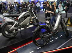 Crianças e adolescentes aceleram nas E-Bikes enquanto a supervisão federal paralisa Bombeiros e investigadores examinam as consequências de um incêndio que as autoridades dizem ter começado em uma loja de bicicletas elétricas e se espalhado para apartamentos nos andares superiores, terça-feira, 20 de junho de 2023, em Nova York. (Foto AP/Bebeto Matthews)