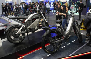 Crianças e adolescentes aceleram nas E-Bikes enquanto a supervisão federal paralisa Bombeiros e investigadores examinam as consequências de um incêndio que as autoridades dizem ter começado em uma loja de bicicletas elétricas e se espalhado para apartamentos nos andares superiores, terça-feira, 20 de junho de 2023, em Nova York. (Foto AP/Bebeto Matthews)