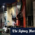 Veículos danificados em frente à loja de conveniência destruída por um incêndio em Hermosillo.