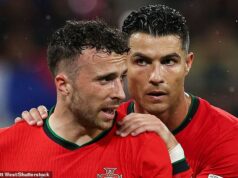 Cristiano Ronaldo revela que faltou ao funeral do companheiro de equipa Diogo Jota por férias num iate porque jurou nunca mais entrar num cemitério após a morte do pai Cristiano Ronaldo revelou porque optou por não comparecer ao funeral de Diogo Jota (esquerda)