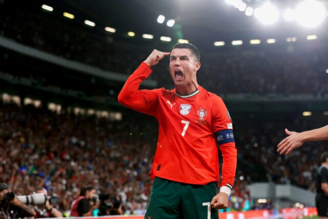 Cristiano Ronaldo tem razão em apontar o dedo, a estrutura ícone de correio