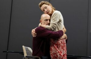 Crítica da Broadway de ‘Édipo’: Mark Strong e Lesley Manville cometem os mesmos velhos erros Crítica da Broadway de 'Édipo': Mark Strong e Lesley Manville cometem os mesmos velhos erros