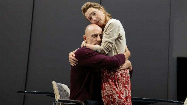Crítica da Broadway de 'Édipo': Mark Strong e Lesley Manville Crítica da Broadway de 'Édipo': Mark Strong e Lesley Manville cometem os mesmos velhos erros