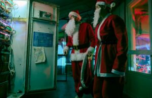 Crítica de ‘Jingle Bell Heist’: dois estranhos magoados planejam um crime de vingança na amigável comédia romântica da Netflix Crítica de 'Jingle Bell Heist': dois estranhos magoados planejam um crime de vingança na amigável comédia romântica da Netflix