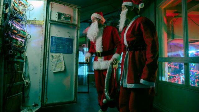 Crítica de 'Jingle Bell Heist': dois estranhos magoados planejam um crime de vingança na amigável comédia romântica da Netflix
