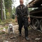 Crítica de 'Sisu: Road to Revenge': depois de eliminar incontáveis ​​nazistas, o exército de um homem só enfrenta os russos em uma sequência alegremente excessiva