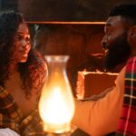 Crítica de 'Tyler Perry's Finding Joy': Um designer e um recluso de Dreamboat ficam presos na neve em uma cabana no romance de férias Treacly de Perry