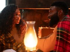 Crítica de ‘Tyler Perry’s Finding Joy’: Um designer e um recluso de Dreamboat ficam presos na neve em uma cabana no romance de férias Treacly de Perry Crítica de 'Tyler Perry's Finding Joy': Um designer e um recluso de Dreamboat ficam presos na neve em uma cabana no romance de férias Treacly de Perry