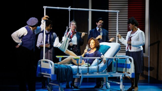 Crítica de 'Working Girl': La Jolla Playhouse investe na nostalgia Crítica de 'Working Girl': La Jolla Playhouse investe na nostalgia dos anos 80, lançando adaptação de Mike Nichols com músicas de Cyndi Lauper com som retrô