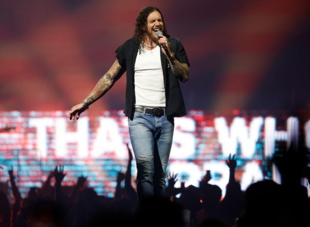 Brandon Lake se apresenta em seu 