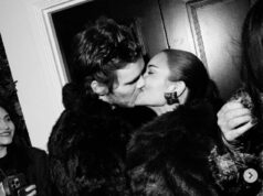 Cruz Beckham, 20, dá um beijo apaixonado com a namorada Jackie Apostel, 30, antes de abraçar o orgulhoso pai Sir David em um show íntimo para seus amigos e familiares Cruz Beckham fez as malas no PDA com sua namorada Jackie Apostel (foto) e recebeu um abraço orgulhoso de seu pai David, após realizar um show intimista na quarta-feira