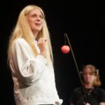 Cult Hits 'Gwyneth Goes Skiing' e 'Diana: The Untold and Untrue Story' anunciam datas da turnê nos EUA (EXCLUSIVO)