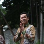 Cumprindo ordens presidenciais, o vice-ministro da Juventude e Esportes, Taufik Hidayat, age rapidamente para resolver o dualismo esportivo