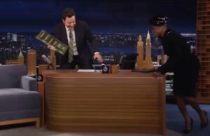 Cynthia Erivo persegue Jimmy Fallon em torno de sua mesa para reordenar a classificação cega de suas músicas ‘Wicked’ | Vídeo Cynthia Erivo persegue Jimmy Fallon em torno de sua mesa para reordenar a classificação cega de suas músicas 'Wicked' | Vídeo