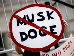 DOGE acaba com sua miséria Esta combinação de fotos mostra o ex-presidente Donald Trump durante comício em Minden, Nevada, 8 de outubro de 2022, à esquerda, e Elon Musk em Wilmington, Del., 12 de julho de 2021. (AP Photo)