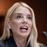 O governador Gavin Newsom fala durante um evento de campanha sobre a Proposição 50, sábado, 1º de novembro de 2025, em Los Angeles. (Foto AP/Ethan Swope)