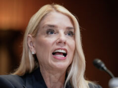 DOJ processa a Califórnia por redistritamento – porque, é claro O governador Gavin Newsom fala durante um evento de campanha sobre a Proposição 50, sábado, 1º de novembro de 2025, em Los Angeles. (Foto AP/Ethan Swope)