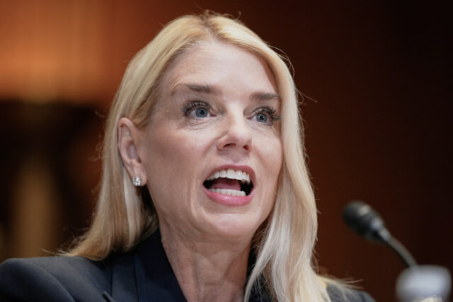 DOJ processa a Califórnia por redistritamento – porque, é claro O governador Gavin Newsom fala durante um evento de campanha sobre a Proposição 50, sábado, 1º de novembro de 2025, em Los Angeles. (Foto AP/Ethan Swope)