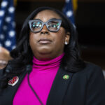 A congressista deputada LaMonica McIver, DN.J., sai do terreno da prisão de detenção ICE de Delaney Hall, sexta-feira, 9 de maio de 2025, em Newark, NJ (AP Photo/Angelina Katsanis)