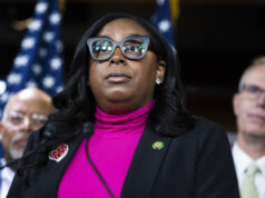 DOJ recebe luz verde para caso falso contra democrata que protesta contra o ICE A congressista deputada LaMonica McIver, DN.J., sai do terreno da prisão de detenção ICE de Delaney Hall, sexta-feira, 9 de maio de 2025, em Newark, NJ (AP Photo/Angelina Katsanis)