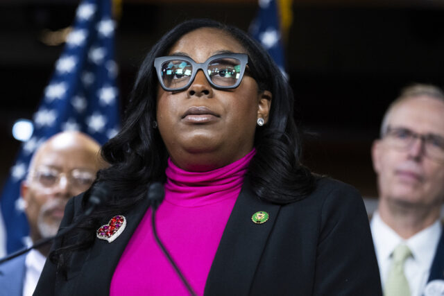 DOJ recebe luz verde para caso falso contra democrata que A congressista deputada LaMonica McIver, DN.J., sai do terreno da prisão de detenção ICE de Delaney Hall, sexta-feira, 9 de maio de 2025, em Newark, NJ (AP Photo/Angelina Katsanis)