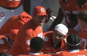 Dabo Swinney enlouquece na linha lateral de Clemson em um colapso épico Dabo Swinney perdendo a calma na linha lateral de Clemson.