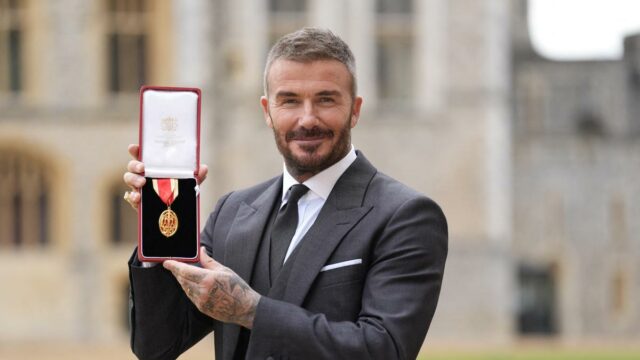 David Beckham recebe formalmente o título de cavaleiro por contribuições ao futebol e à sociedade
