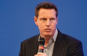 David Ellison minimiza a necessidade da Paramount de adquirir a Warner Bros. Discovery: ‘Não há algo obrigatório para nós’ David Ellison minimiza a necessidade da Paramount de adquirir a Warner Bros. Discovery: 'Não há algo obrigatório para nós'