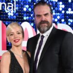 David Harbour é sincero sobre 'deslizes' e 'erros' em meio a rumores de Lily Allen e Millie Bobby Brown